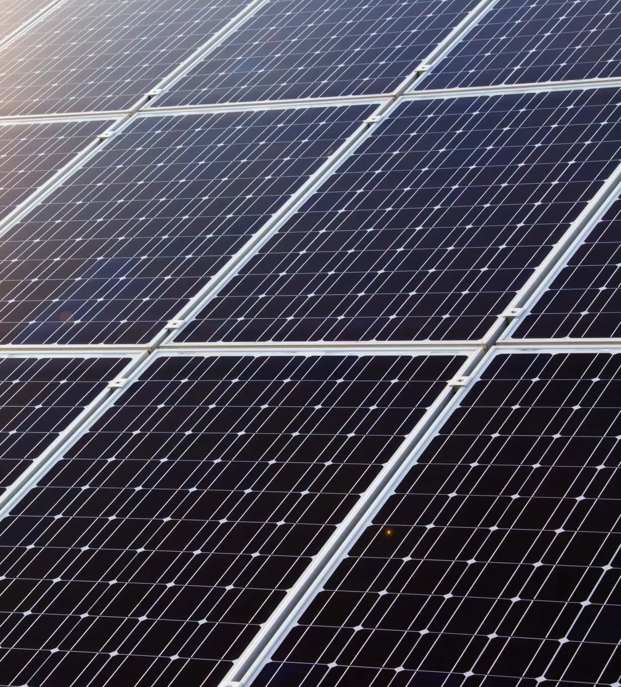 Εγκατάσταση φωτοβολταϊκών πάνελ σε επαγγελματικό κτίριο