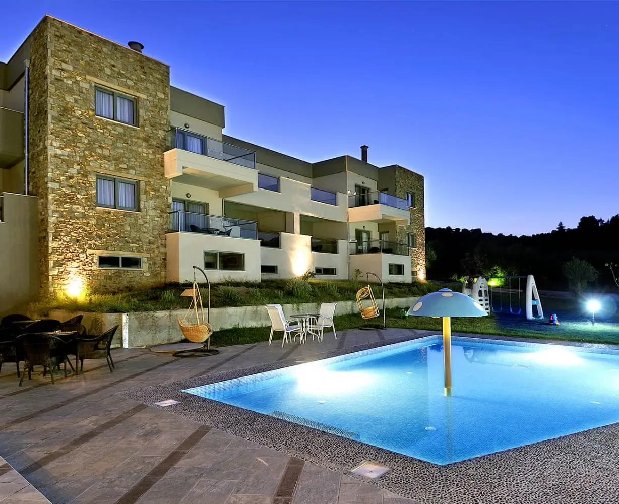 Νυχτερινός φωτισμός pool bar και εξωτερικών υποδομών ξενοδοχείου